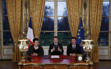 Le président français Emmanuel Macron lors de la signature de la loi sur l'accès à l'université, au Palais de l'Elysée à Paris, le 8 mars. Assis à ses côtés, Frédérique Vidal, ministre de l’Enseigneme