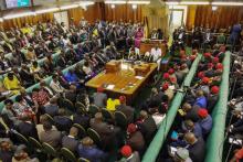 Les députés ougandais sont réunis autour de la présidente du parlement, Rebecca Kadaga (centre) pour une session plénière, le 27 septembre 2017.
