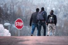 Des migrants tentent de franchir la frontière entre l'Italie et la France, le 13 janvier 2018 à Bardonecchia, dans les Alpes italiennes