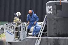Des enquêteurs relèvent des indices sur le sous-marin Nautilus, le 13 août 2017 dans le port de Copenhague, après le meurtre de la journaliste suédoise Kim Wall tuée par le Danois Peter Madsen