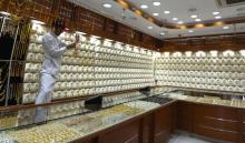 Une joaillerie du souk de l'or de Tiba dans la capitale soudienne Ryad, où manquent les vendeurs depuis que le gouvernement a décidé de remplacer les travailleurs étrangers par des Saoudiens pour lutt
