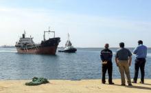 Le pétrolier Lamar, battant pavillon togolais et soupçonné de chargement illégal de carburant, escorté par la marine libyenne vers la base de Tripoli. Ses huit membres d'équipage grecs ont été arrêtés