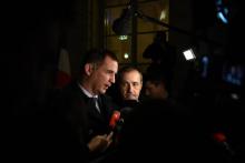 Le président de l'exécutif corse Gilles Simeoni (g) et celui de l'Assemblée de Corse Jean-Guy Talamoni (d) devant la presse, le 12 mars 2018 à la sortie d'une rencontre avec le Premier ministre à l'hô