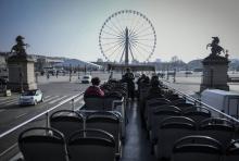 Photo prise depuis la plateforme d'un bus touristique de la roue de Paris place de la Concorde, le 22 février 2018, avec les jardins des Tuileries au fond