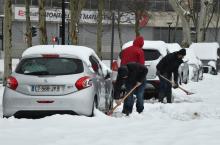 Des automobilistes déblaient leurs voitures à Montpellier jeudi 1er mars 2018