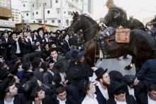 Des membres de la police montée israélienne tentent de disperser des juifs ultra-orthodoxes qui bloquent une route lors d'une manifestation contre le service militaire près de Tel-Aviv, le 22 mars 201