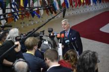 Le commissaire européen chargé des négociations avec Londres sur le Brexit Michel Barnier s'adresse à la presse au 2ème jour du sommet européen le 23 mars 2018, à Bruxelles. L'UE adopte "les lignes di