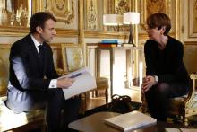 Le président Emmanuel Macron reçoit la contrôleuse générale des lieux de privation de liberté Adeline Hazan qui lui remet son rapport, le 28 février 2018 à l'Elysée, à Paris