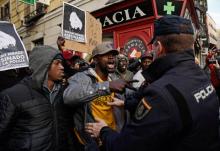 Tension entre manifestants et policiers espagnols dans le quartier madrilène de Lavapiés, le 16 mars 2018