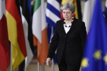 Le président de la Commission européenne Jean-Claude Juncker (g) accueille la Première ministre britannique Theresa May (2e g) et la chancelère allemande Angela Merkel (2e d), le 22 mars 2018 à Bruxel
