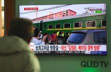 Photo d'un homme regardant les informations télévisées le 27 mars montrant le possible train emprunté par le dirigeant nord-coréen Kim Jung Un lors de son voyage en Chine.