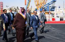 Photo distribuée par la présidence égyptienne montrant le chef de l'Etat Abdel Fattah al-Sissi et le prince héritier saoudien Mohamed ben Salmane, le 4 mars 2018 à l'aéroport du Caire