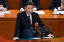 Le président chinois Xi Jinping s'adresse aux députés lors de la clôture de la session plénière annuelle de l'Assemblée nationale populaire, le 20 mars 2018 au Palais du Peuple, à Pékin