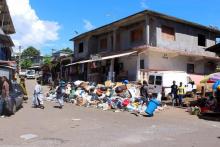 Les rues du quartier de Majicavo Dubaï près de Koungou à Mayotte débordent de sacs poubelles et de déchets qui s'entassent, le 24 mars 2018 en raison du mouvement de contestation populaire contre l'in