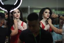 La Vietnamienne Nguyen Huong Giang se prépare à la finale du concours de beauté transgere "Miss International Queen", le 9 mars 2018 à Pattaya, en Thaïlande