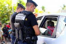 Des gendarmes contrôlent les identités des conducteurs le 15 mars 2018 à Majicavo à Mayotte
