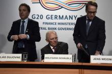 L'ancien ministre de l'Economie allemand Wolfgang Schauble (c), le directeur de la Banque centrale allemande Jens Weidman (d) et le ministre argentin des Finances Nicolas Dujovne (g) en conférence de 