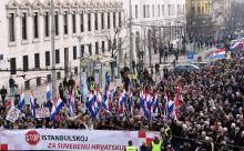 Des manifestants opposés à la ratification par la Croatie de la Convention d'Istanbul sur les violences contre les femmes défilent à Zagreb, le 24 mars 2018