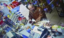 Capture d'écran d'une vidéo de CCTV montrant l'ex-agent double russe Sergueï Skripal en train de faire ses courses à Salisbury, le 27 février 2018