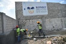 Des ouvriers sur le site de construction de la bibliothèque du projet "Konbit bibliotek Site Soley" à Cite Soleil à Haiti le 14 mars 2018.