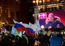 Une foule écoute le discours du président Vladimir Poutine réélu pour un 4e mandat à la têet de la Russie, le 18 mars 2018 à Moscou