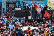 L'ex-président brésilien Luiz Inacio Lula da Silva s'exprime devant la foule à Bagé (sud), première étape de sa tournée électorale, le 19 mars 2018