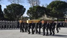 Les cercueils de Jean Mazières, Christian Medves et Hervé Sosna, victimes des attentats dans l'Aude, sont portés lors d'une cérémonie d'hommage à Trèbes, le 29 mars 2018