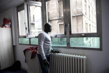 Mamadou photographié le 28 mars 2018 dans sa chambre, installée dans d'anciens locaux de l'hôpital Fernand-Widal, à Paris