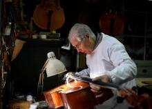 Antonio Capela répare un violon dans son atelier d'Espinho, dans le nord du Portugal, le 15 février 2018
