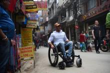 L'Australien Scott Doolan dans les rues de Katmandou le 15 mars 2017, avant de se lancer à la conquête de l'Everest