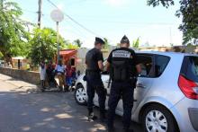 Des gendarmes contrôlent l'identité d'un automobiliste, le 15 mars 2018 à Majicavo, sur l'île de Mayotte