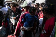 Des personnes voyageant dans la caravane de migrants arrivent à un refuge à Tijuana, le 24 avril 2018 à la frontière américano-mexicaine