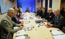 Photo de la réunion d'Emmanuel Macron avec ses principaux conseillers diplomatiques et militaires au PC Jupiter de l'Elysée, le 14 avril 2018
