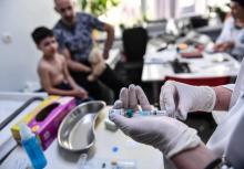 Vaccination contre la rougeole lors d'une consultation pédiatrique à Bucarest, le 16 avril 2018 en Roumanie