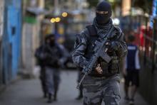 Des membres de la police militaire patrouillent la favela Rocinha lors d'une opération de sécurité, le 26 mars 2018 à Rio de Janeiro