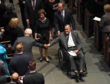 George H.W. Bush sort de l'église après les obsèques de son épouse Barbara le 21 avril 2018 à Houston, au Texas.
