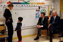 Le président de la République Emmanuel Marcon (2eD) et le ministre de l’Éducation Jean-Michel Blanquer (D), en visite dans une école maternelle de Paris, le 27 mars 2018