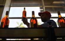 Des bouteilles de rhum sont vérifiées lors d'un contrôle qualité à la distillerie du Havana Club à San José, près de La Havane, le 15 mars 2018