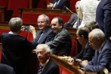 Le député Jean-Michel Clement (G) lors d'une séance de questions au gouvernement, en février 2017. Il siégeait alors sur les bancs socialistes.