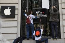 Plusieurs dizaines de militants d'Attac ont pris pour cible le 7 avril 2018 des magasins Apple notamment à Paris, dans le quartier de l'Opéra