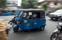 L'explosion récente du nombre de moto-taxis sur le modèle d'Uber chasse les trois-roues traditionnels des rues d'Indonésie, sur fond de concurrence féroce entre services de taxi via des applications s
