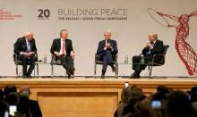 De gauche à droite: les ex-Premiers ministres irlandais Bertie Ahern et britannique Tony Blair, l'ex-président américain Bill Clinton et l'ex-envoyé spécial américain pour l'Irlande du Nord George Mit