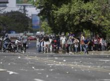 Des étudiants affrontent la police anti-émeute à Managua durant des manifestations contre une réforme des retraites, le 19 avril 2018