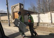 Des policiers patrouillent dans une rue de Hotan, dans la province chinoise du Xinjiang, le 17 février 2018