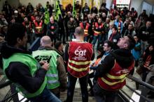 Des employés syndiqués de la SNCF lors d'une assemblée générale à la gare de Lyon Perrache le 3 avril 2018