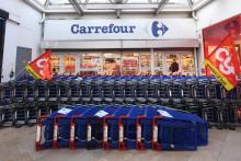 Un employé d'un supermarché Carrefour à Marseille en grève pour protester contre la menace de suppressions d'emplois