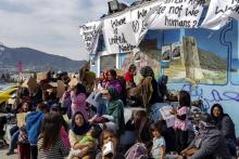 Des migrants réclament de pouvoir quitter l'île de Lesbos et manifestent sur la place Sapfous à Mytilène, le 19 avril 2018