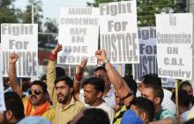 Des manifestants réclament, le 19 avril 2018 à Jammu, en Inde, une nouvelle enquête sur le viol collectif d'une fillette de huit ans en janvier dernier à Kathua