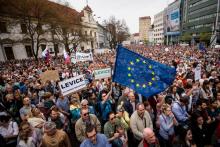Des dizaines de milliers de Slovaques ont manifesté le 15 avril 2018 à Bratislava pour exiger le départ du chef de la police