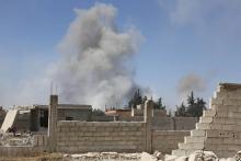 De la fumée s'échappe de Douma (Ghouta orientale) près de Damas, le 7 avril 2018